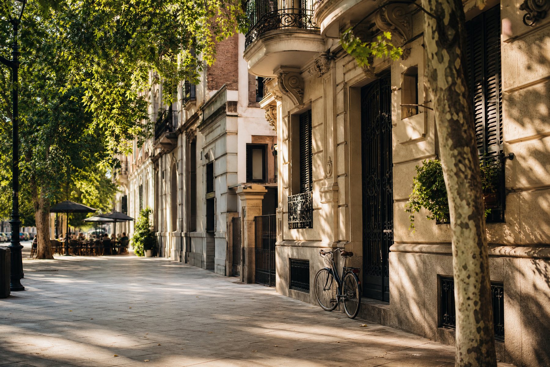 Calle arbolada en Chamberí, Madrid